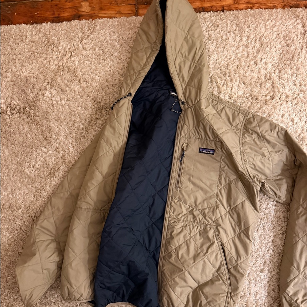 Diamond quilted light weight PATAGONIA jacket. Men’s size large tan and navy - Picture 4 of 12